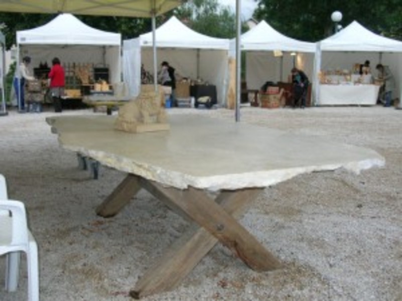 table comprenant un plateau en pierre dure adoucie et des pieds en bois brossés