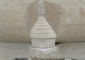 Case traditionnelle de Nouvelle Calédonie. 2 totems sculptés dans l'encadrement de porte protègent la demeure.