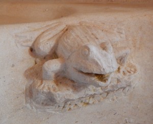 détail d'une gargouille en forme de grenouille