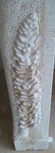 sur le jambage en pierre, un pin colonnaire sculpté ( espèce endémique à la Nouvelle calédonie)