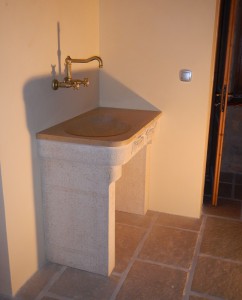 Lavabo ayant une vasque en forme d'haricot avec des rebords très arrondis. Cette forme est très douce . Jambages en pierre . Bonde et robinetterie en laiton.
