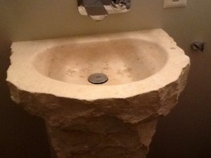 lave main aux formes très douces. Le contour est très brut et donne l'impression que le lave-main en pierre est taillé dans un rocher