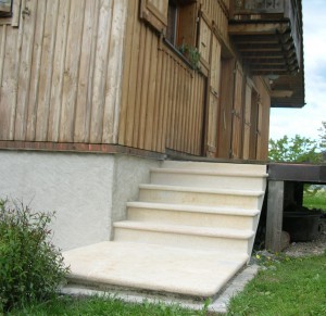 Habillage d'escalier, aspect bouchardé, avec nez de marche