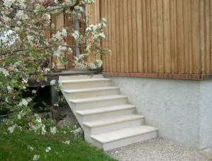 Habillage d'escalier, aspect bouchardé, avec nez de marche