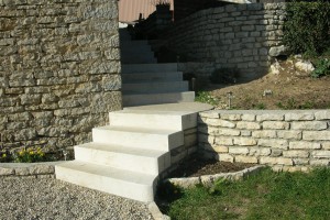 Escalier massif en pierre