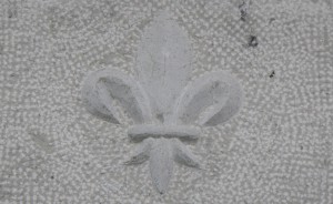 Détail de la sculpture d'une fleur de Lys sur une plate-bande en pierre calcaire dure