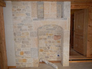 Réalisation d'un habillage d'une niche en béton pour y intégrer un fourneau